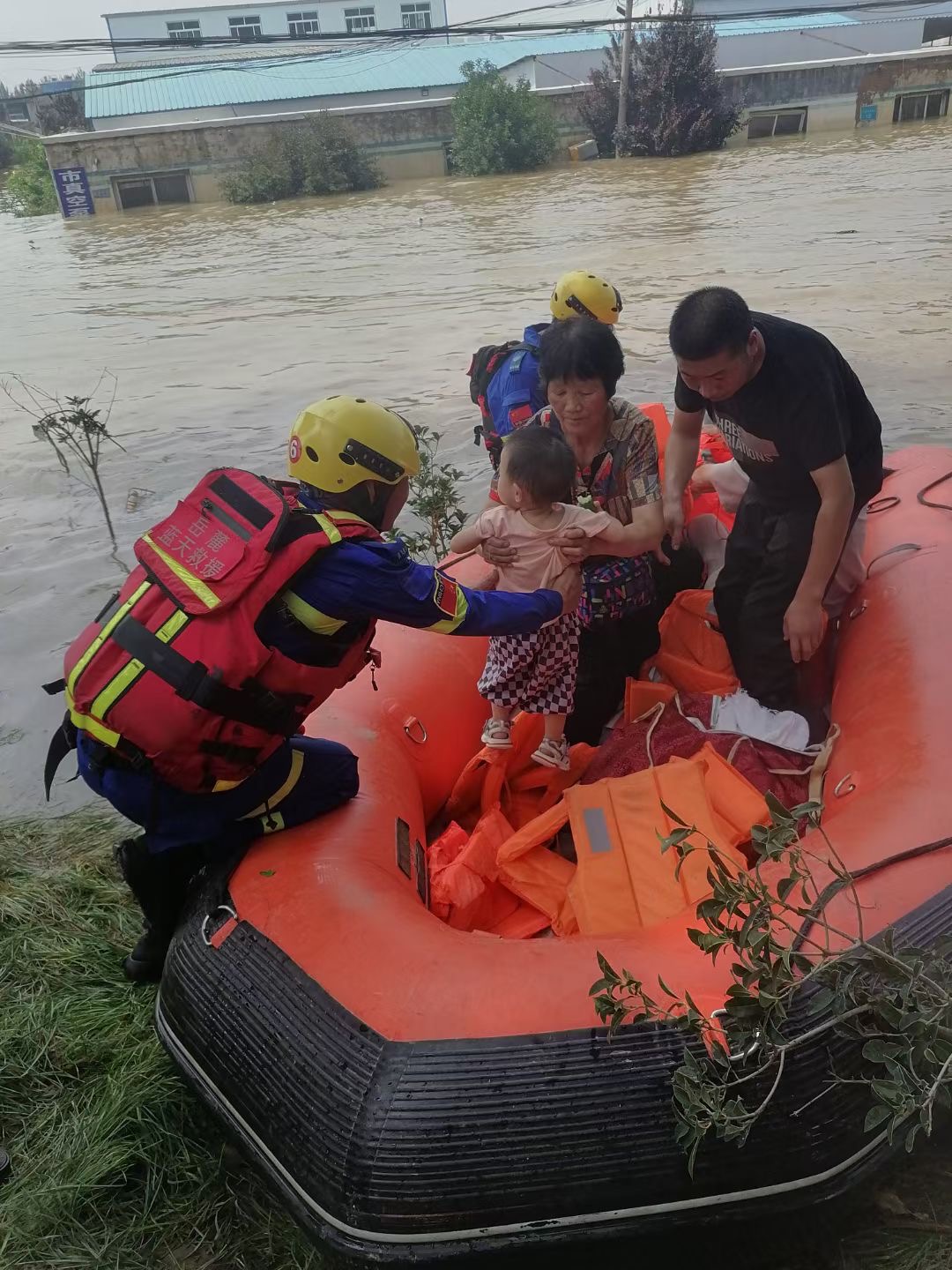 “放心，我扛得住！”女财务变援豫救援队员，救出灾民近千人