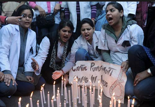 印度的姐妹花受到7名男性的性侵犯，国会官员宣布将用9000元的悬赏金杀死犯罪者。