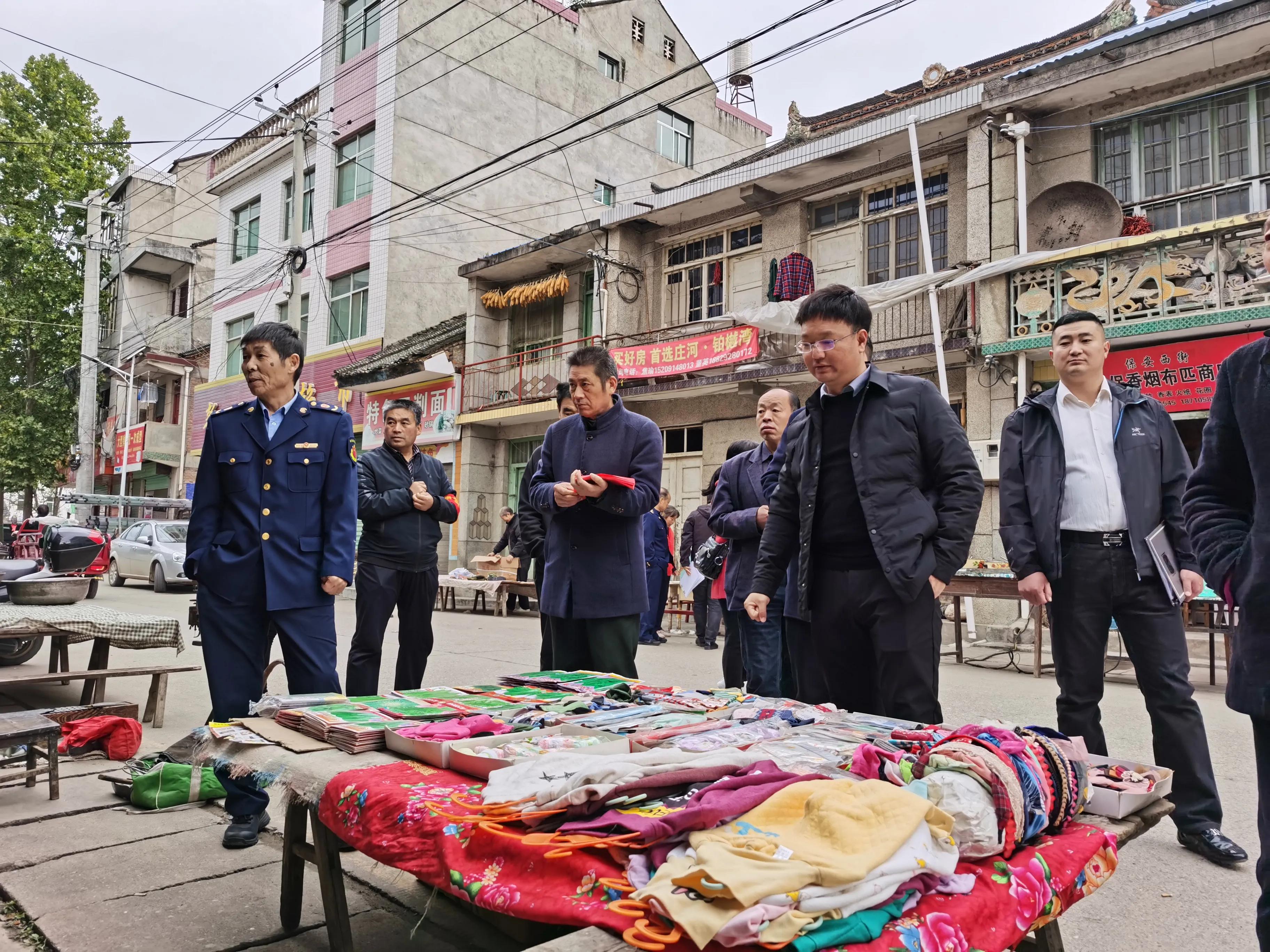 陕西洛南保安镇开展集镇管理及人居环境卫生集中治理