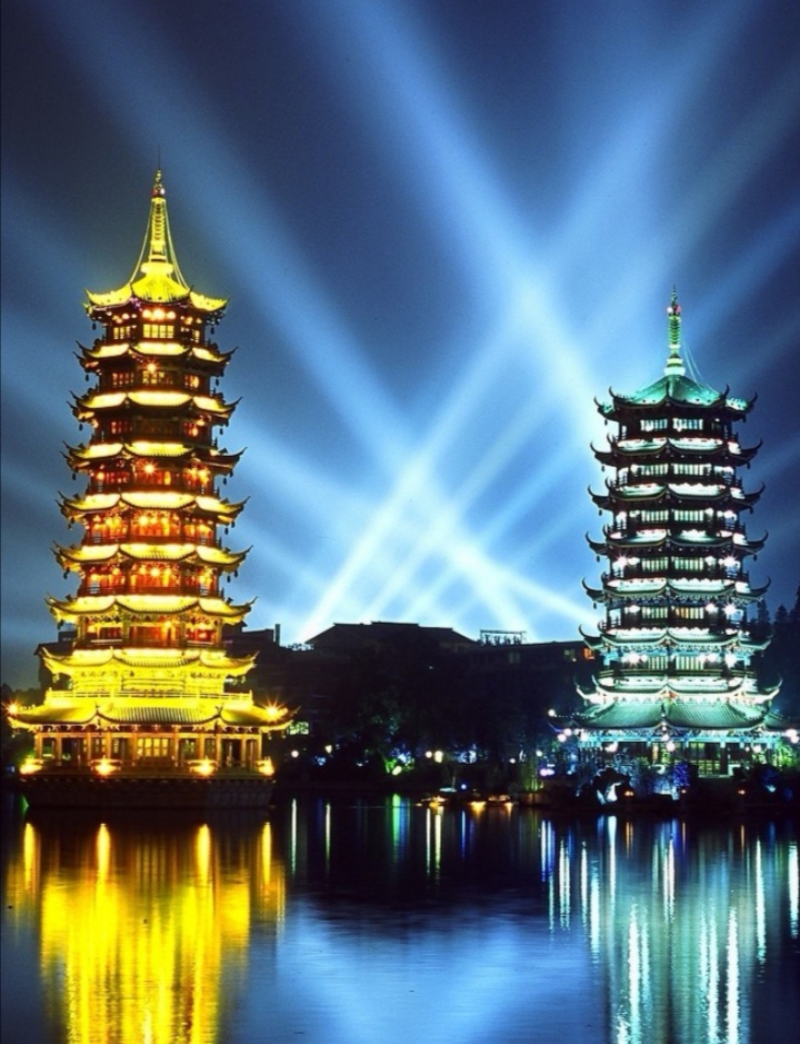 晨曦微露，湖面波光粼粼，如碎银洒落，温柔轻抚着岸边静谧。