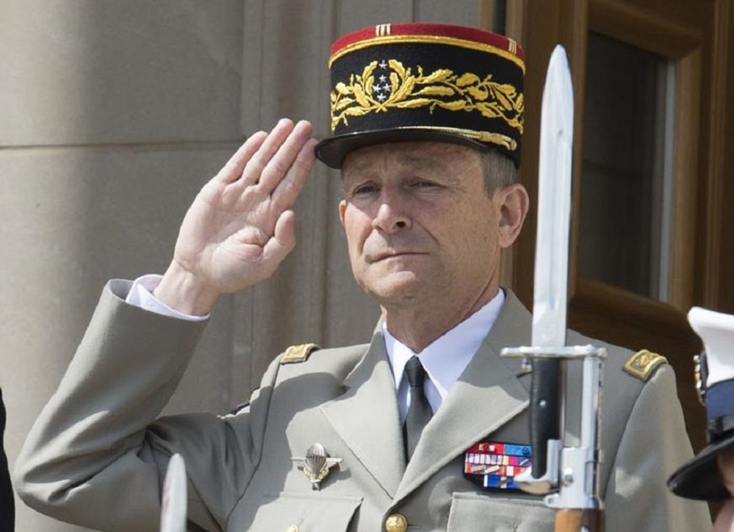 行军礼时,敬礼者必须上臂呈水平状,手指靠近眼角,手掌向外且五指并拢.