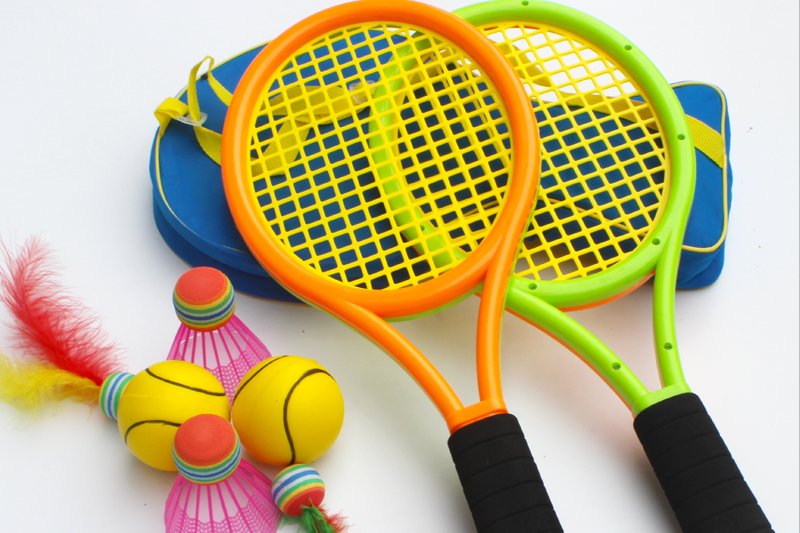 羽毛球跟乒乓球哪个适合小朋友(提升孩子注意力的好方法竟然是跳绳、球类运动，太有用了)
