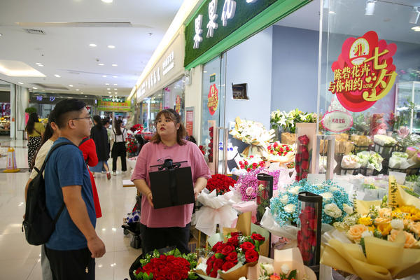 探访郑州七夕花卉市场：玫瑰价格暴涨，有商家却说“不涨价，要增加销量”