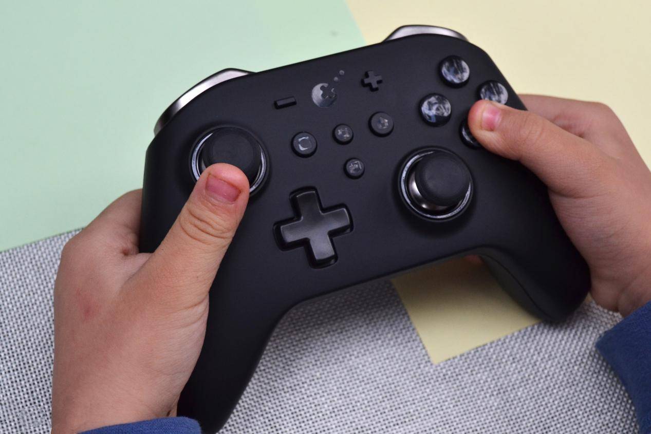 谷粒GuliKit金刚PRO手柄试玩——百变战术任你逍遥