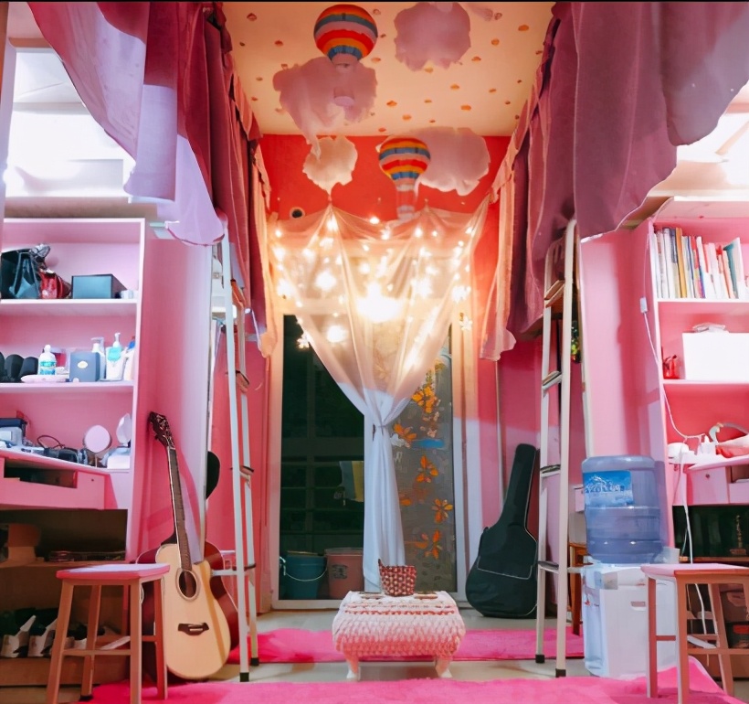 大学宿舍的“花样”装扮，00后的想法新奇，布置的温馨惹人羡慕