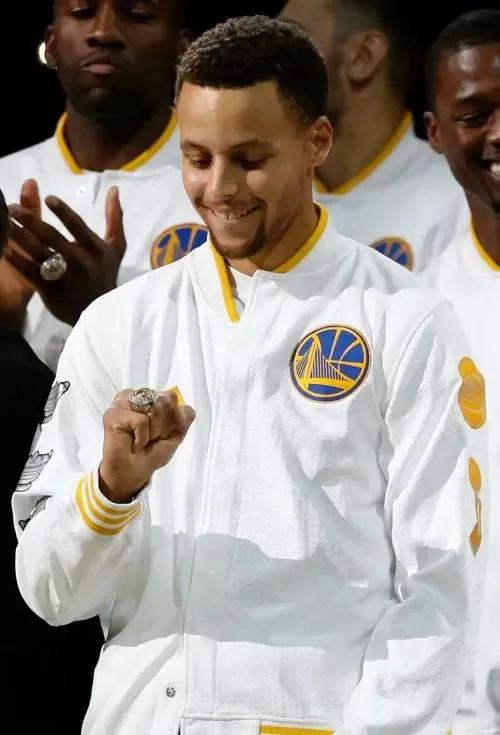 名stephen curry,1988年3月14日出生,家乡在美国俄亥俄州阿克伦市