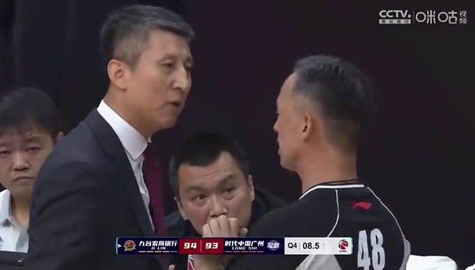 cba双标是哪个球员（裁判犯错，教练担责？CBA判罚双标太严重，郭士强，这次你真没错）