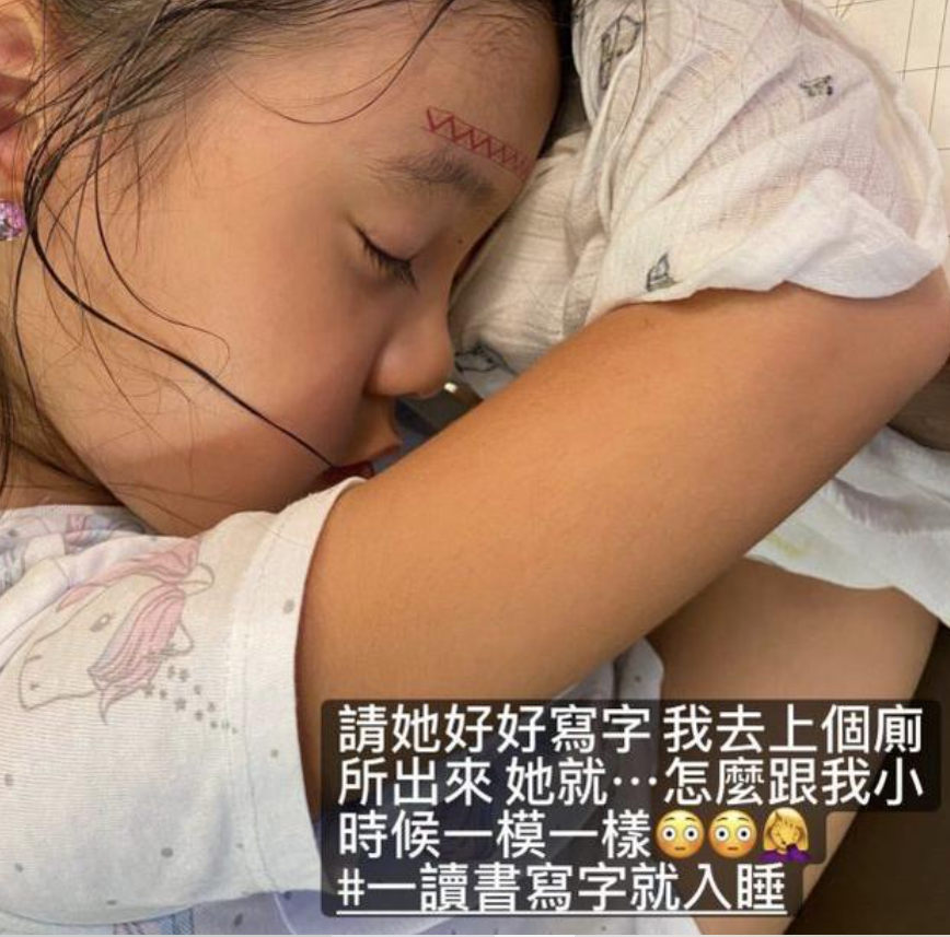 咘咘凌晨5点起床做作业，戴着眼镜超认真，贾静雯直呼：这是谁？