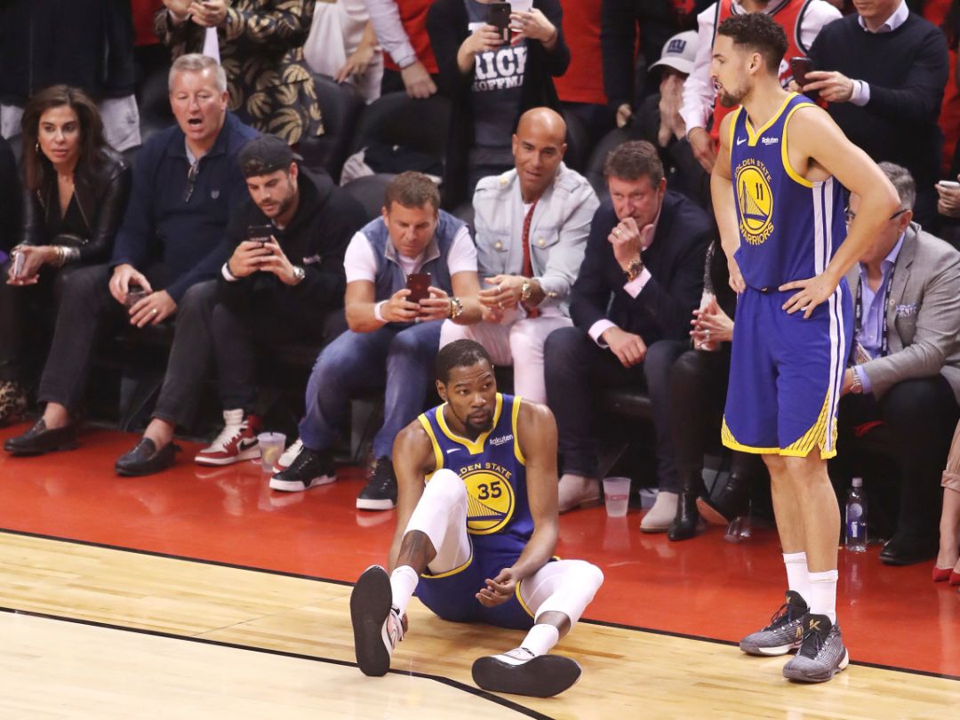 nba畫(huà)面抖動(dòng)因?yàn)槭裁矗ǘ盘m特受傷的瞬間，整個(gè)NBA都顫抖了一下）
