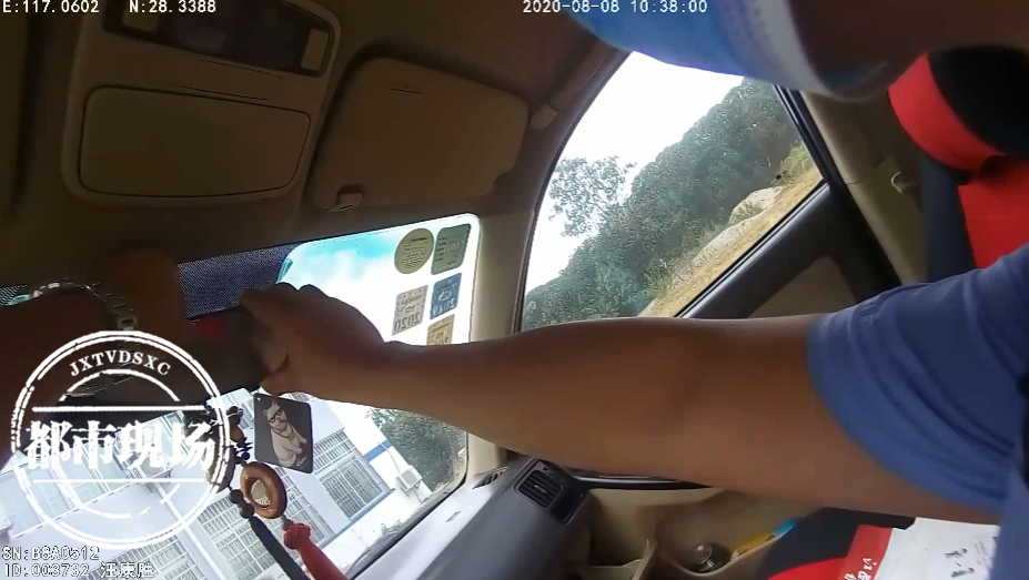 追尾怪别人乱变道？行车记录仪还原事故后，看了让人咬牙