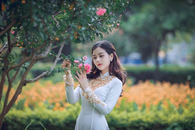 得意忘形，女孩发朋友圈炫耀新车后，弟弟：姐，妈说你的就是我的