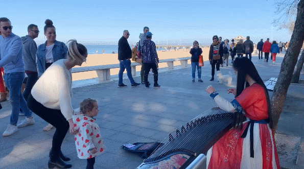 95后中国姑娘蒙着面纱，凭一台古筝惊艳法国街头