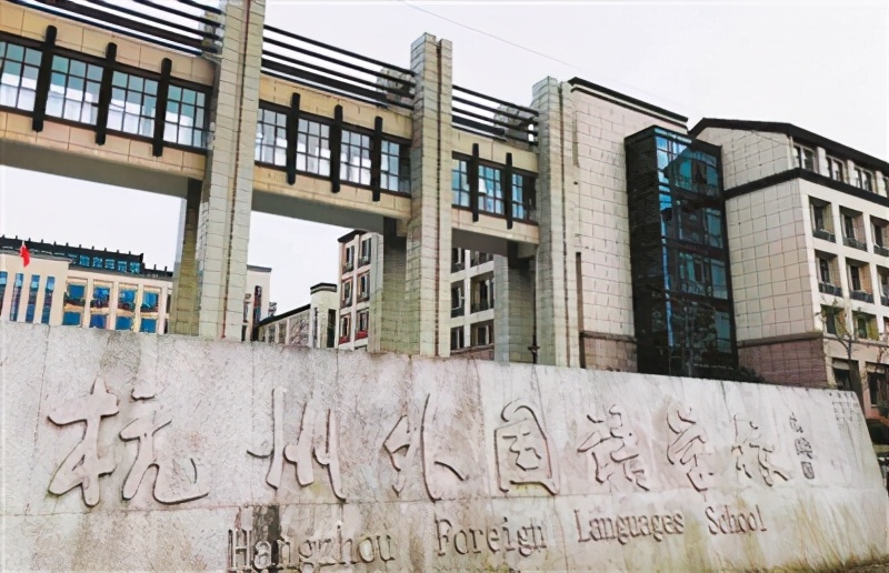中国女翻译官燃爆了！中美交锋20分钟临场脱稿交传，太帅太牛