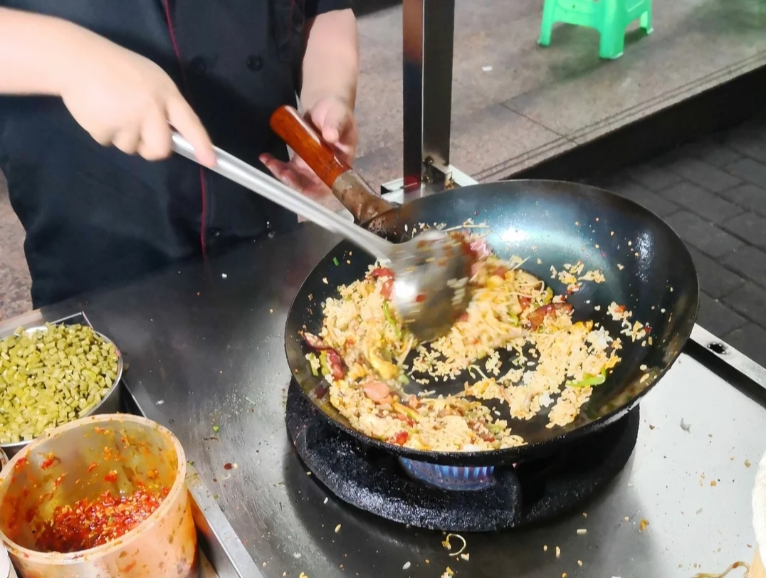 探寻重庆最火爆的地摊炒饭,夜市里的"大牌明星"!