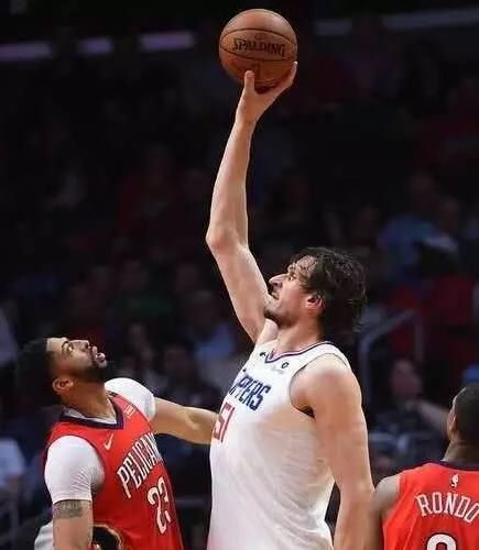 中锋塔克法尔为什么退出nba(站着就能扣篮？绿军2米31巨人脚离地5cm灌篮，比博班还轻松)