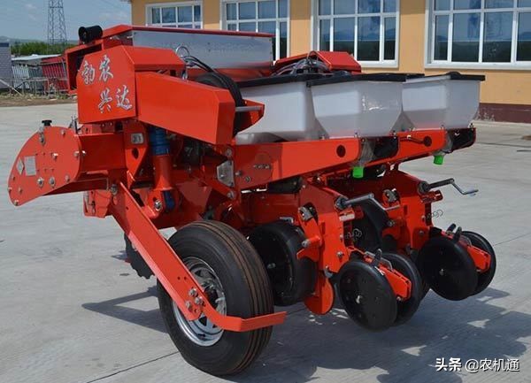 农哈哈三行玉米播种机多少钱(农机手快看) - 价格百科