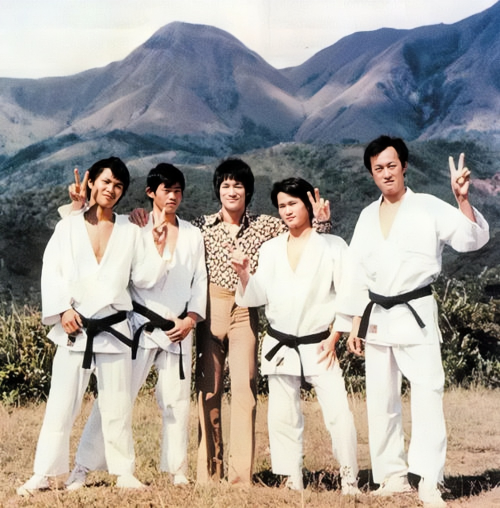 林正英10大僵尸片，两部“冷门”上榜，它却陪伴我们36年