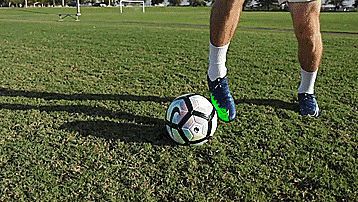 怎样学足球我是新手（五个初学者必会的足球基本技巧）