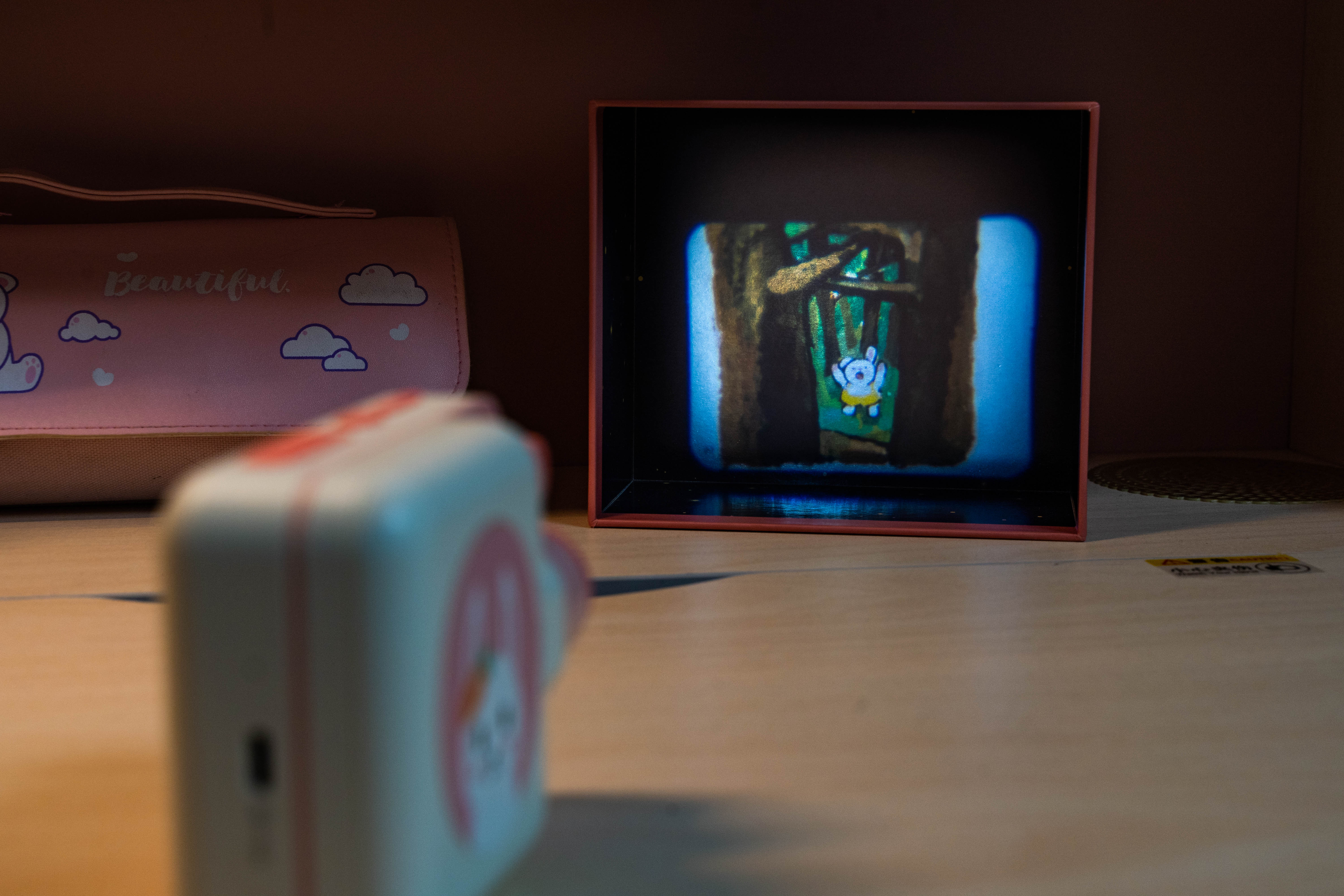 为带娃焦头烂额？不会启蒙教育？了解一下趣学伴绘本故事放映机