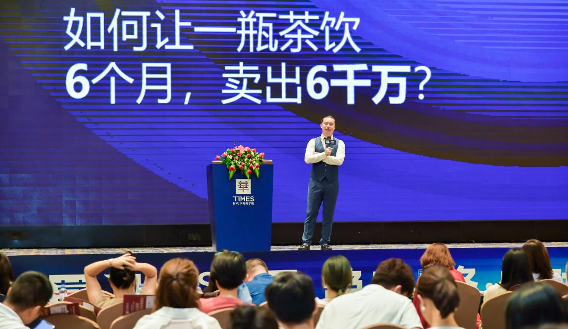 与康师傅的PK中，统一如何利用“小茗同学”打响翻身仗？