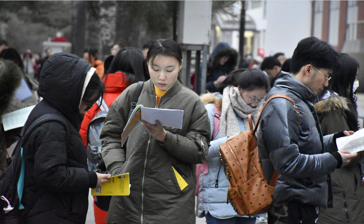 大学毕业想考公务员，备齐“三大证书”，成功上岸几率高