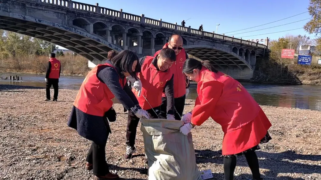 牙克石市第五中學(xué)守護碧水青山 志愿服務(wù)先行(圖2) 牙克石市第五中學(xué)守護碧水青山 志愿服務(wù)先行(圖2)