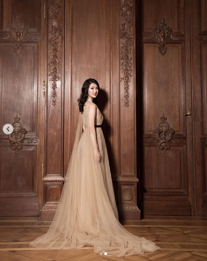 千亿富二代姚安娜和众名媛同框，她站在最中间，富豪朋友圈曝光