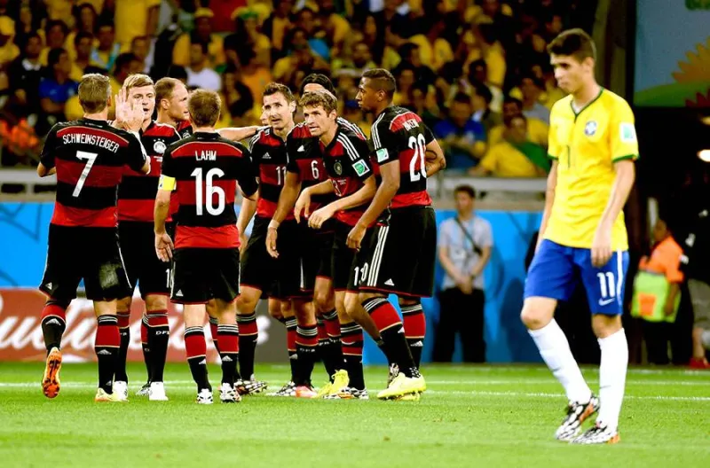 德国队历年世界杯球衣(国旗上没有白色元素，德国的主场球衣为什么却是白色的？)