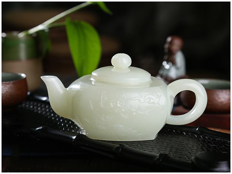 早在六朝宋时期,诗人鲍照就在《代白头吟》中用"清如玉壶冰"来比喻高