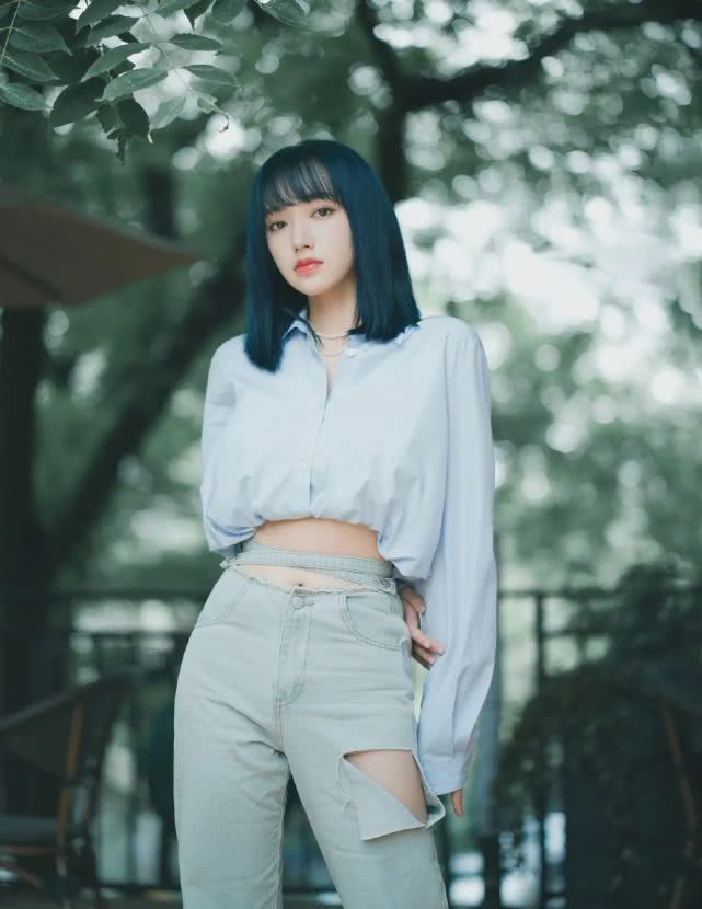 “漫画少女”程潇晒照，短款衬衫配破牛仔裤，身材纤细不像106斤