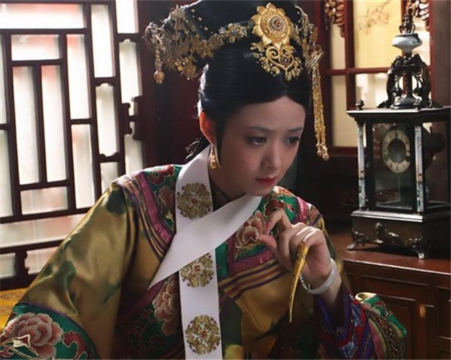 当时正值冬天,为了给年妃冲喜,雍正亲自拟定上谕,加封年贵妃为皇贵 