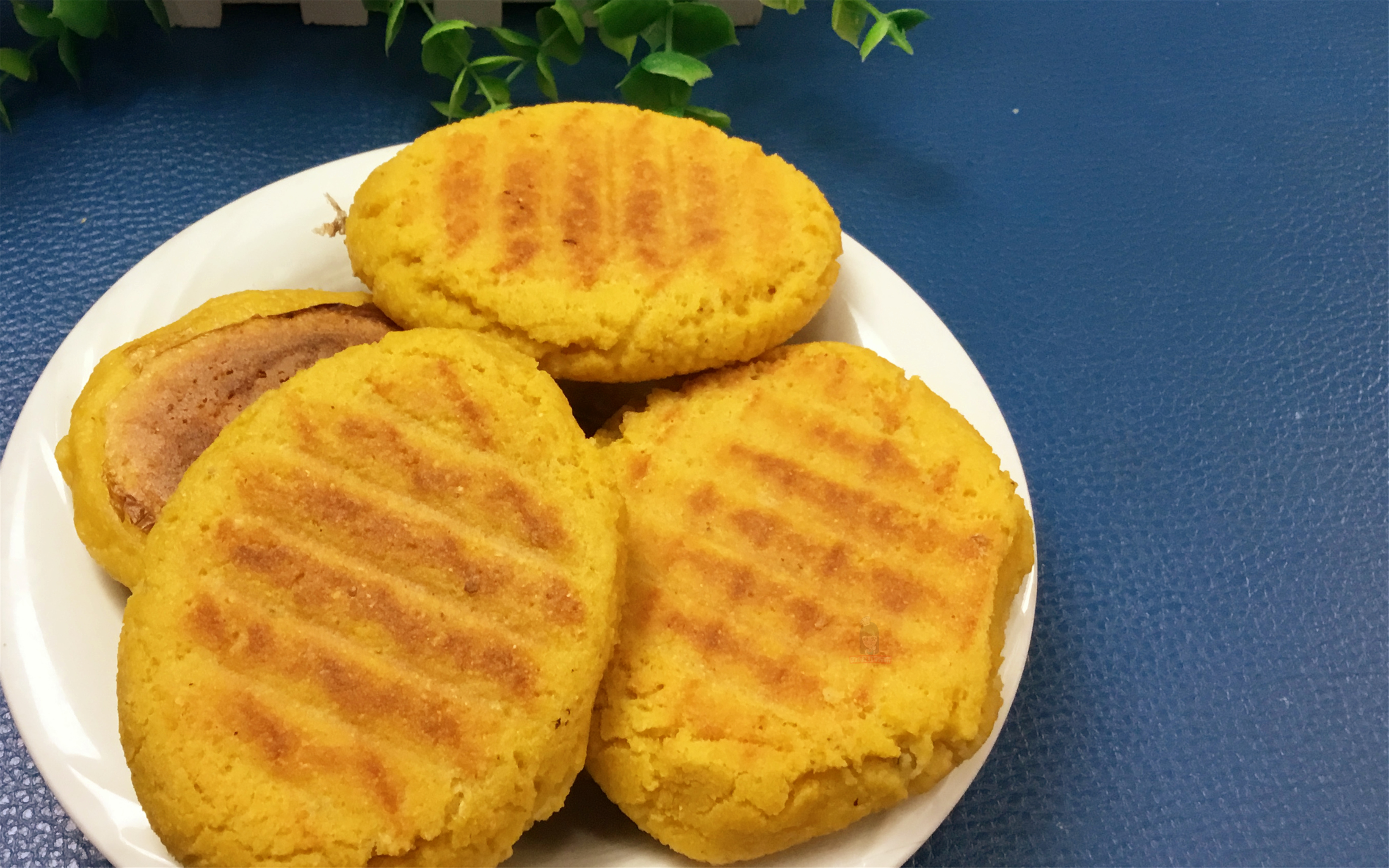 玉米面饼子电饼档做法(外壳焦脆的正宗玉米面贴饼子)