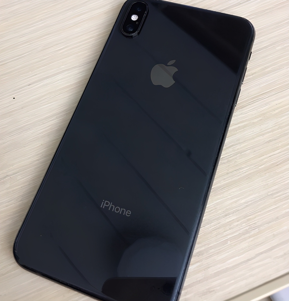 网友入手iPhoneXS Max官换机，验机发现大问题