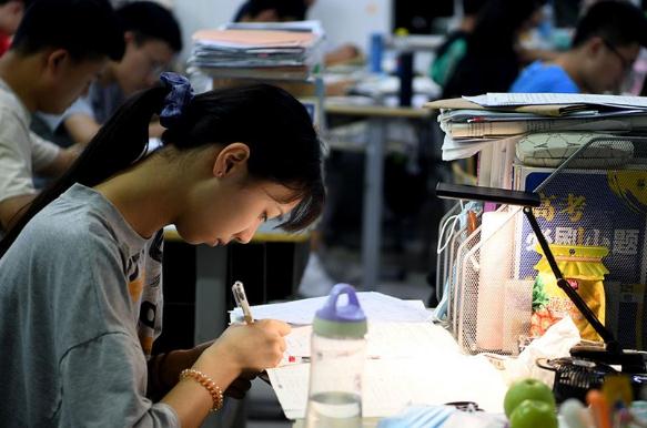 寒门三胞胎兄妹高考成绩揭晓，都考过了一本线，学霸小妹实至名归