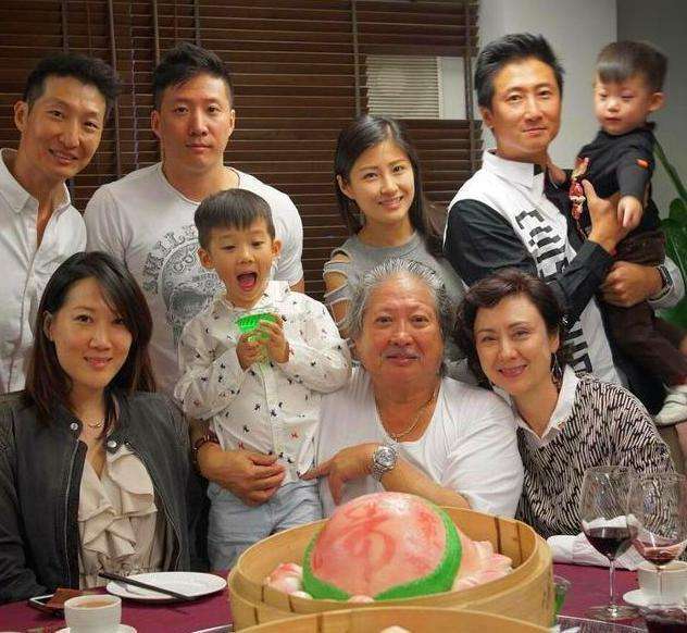 不过今天要说的是大哥洪金宝,很"幸运"的是他和曾志伟一样,也有两妻