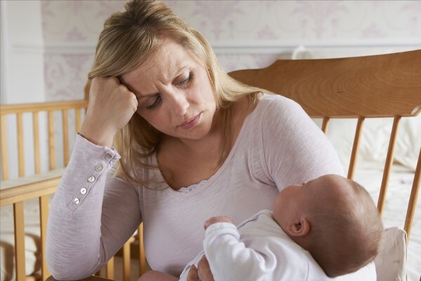 新生儿为啥一到晚上就哭闹，要吃奶，反反复复折腾就是不睡觉？