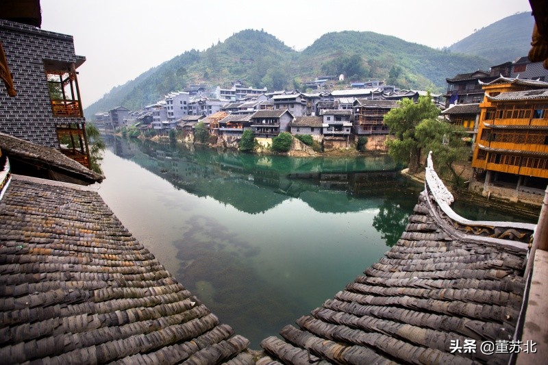 里耶秦简博物馆位于湖南省湘西土家族苗族自治州龙山县里耶镇,依山