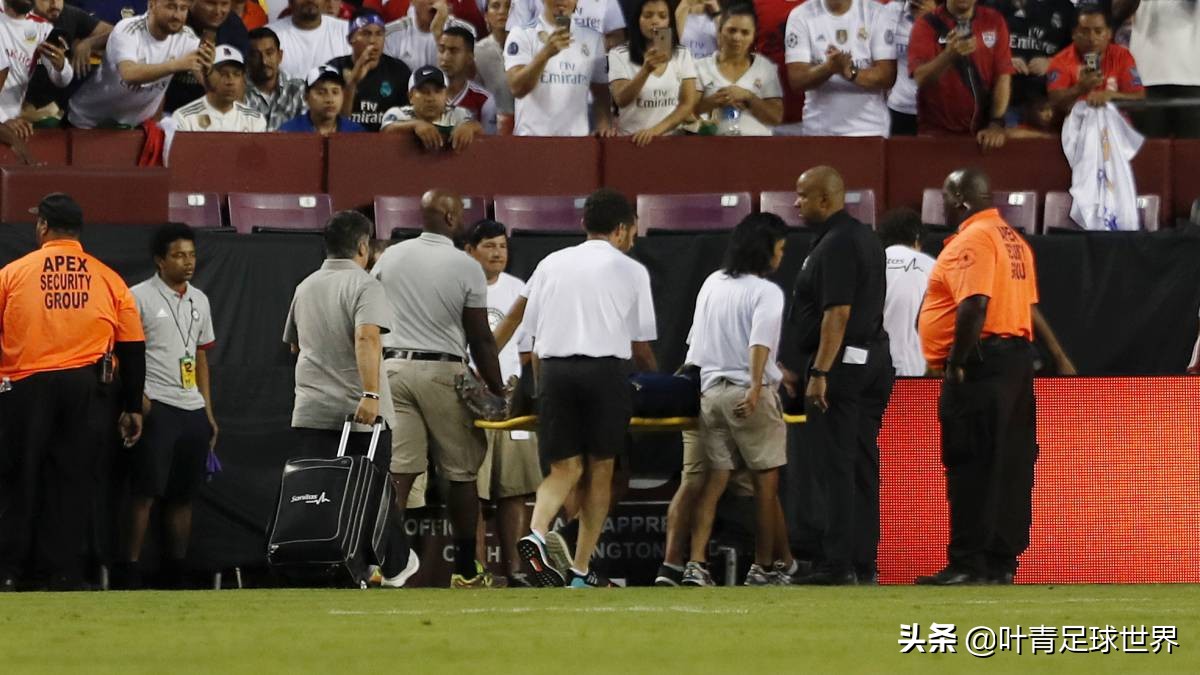 阿森西奥膝盖受伤(皇马23岁巨星被救护车送往医院！齐达内表情绝望：他伤得很重)