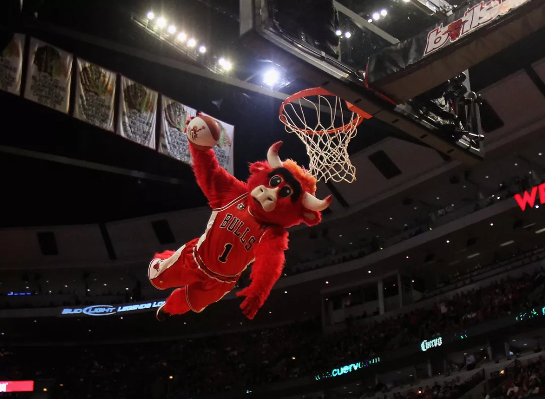 为什么对nba吉祥物行大礼（看球位置最好的观众？揭开NBA吉祥物神秘头套下的隐匿人生）