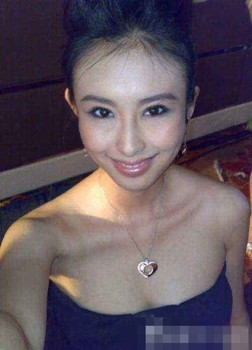32岁车模兽兽争议视频走红，两男篮球员为她着迷，现成富商人妻