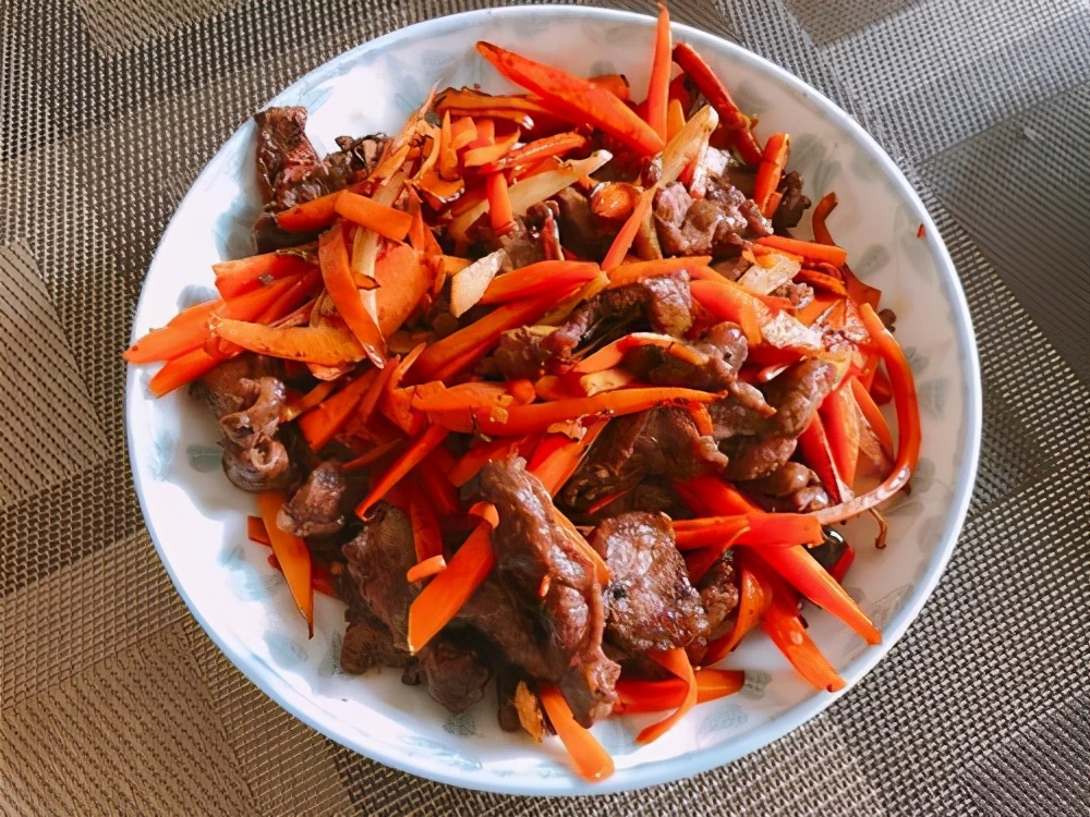 萝卜丝炒牛肉(胡萝卜炒牛肉,最家常的做法,滑嫩多汁,又入味)