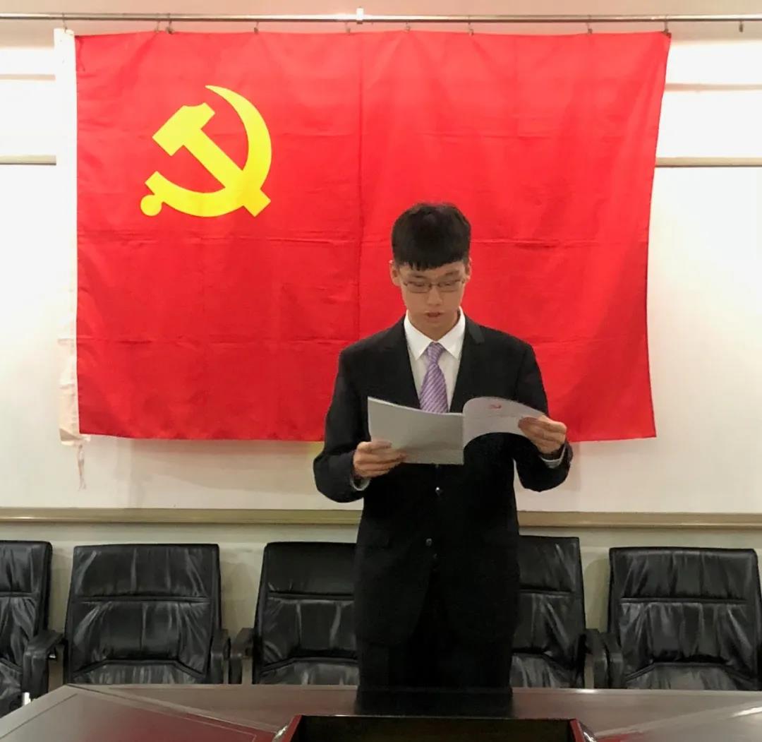 自入学以来,翟昊永远是第一批向党组织靠拢的那群人中的一员,高中海淀