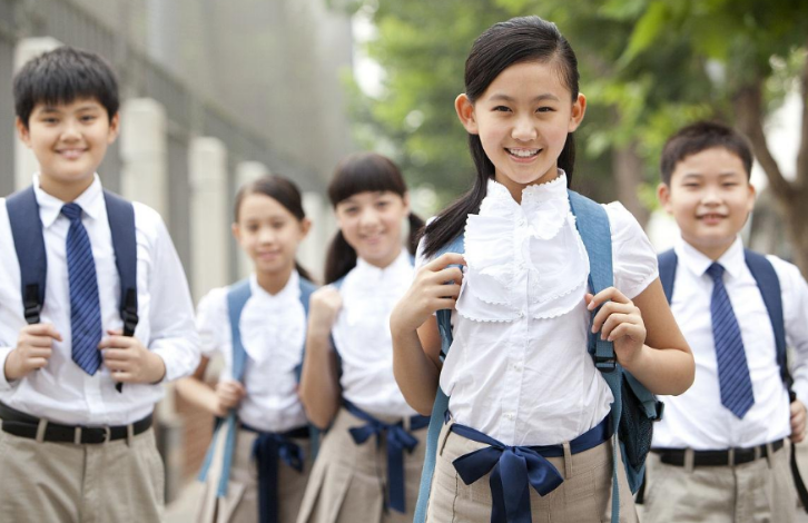 贵族学校与普通学校“校服对比”，这3点差距现实，学生：不公平