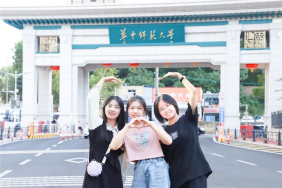 现场直击！华中师范大学开学了，5000余名新生报到，党委书记帮忙搬行李！