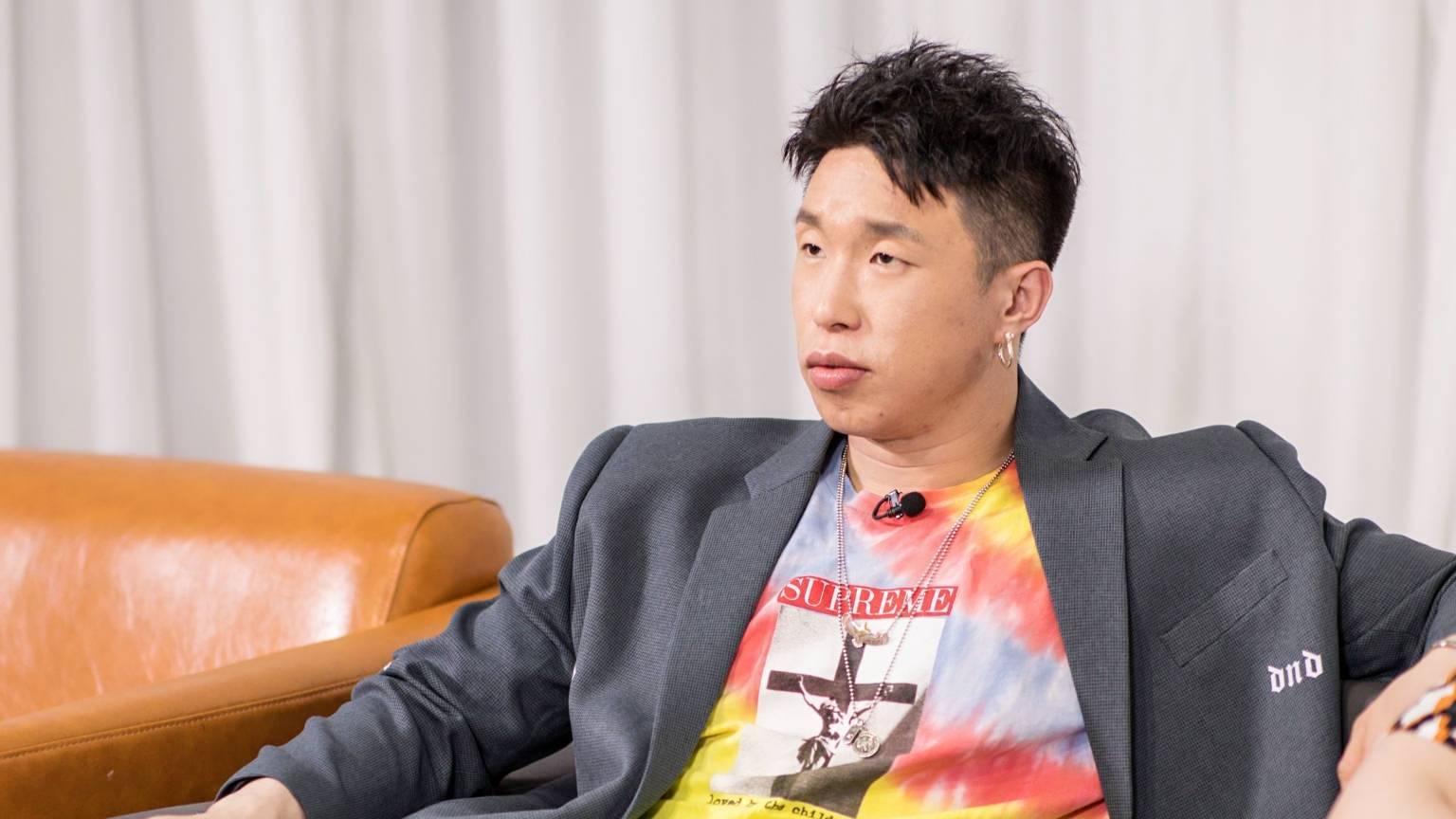 这是德云社第一个版本的口号,张云雷,烧饼,杨九郎三位在欢乐喜剧人的