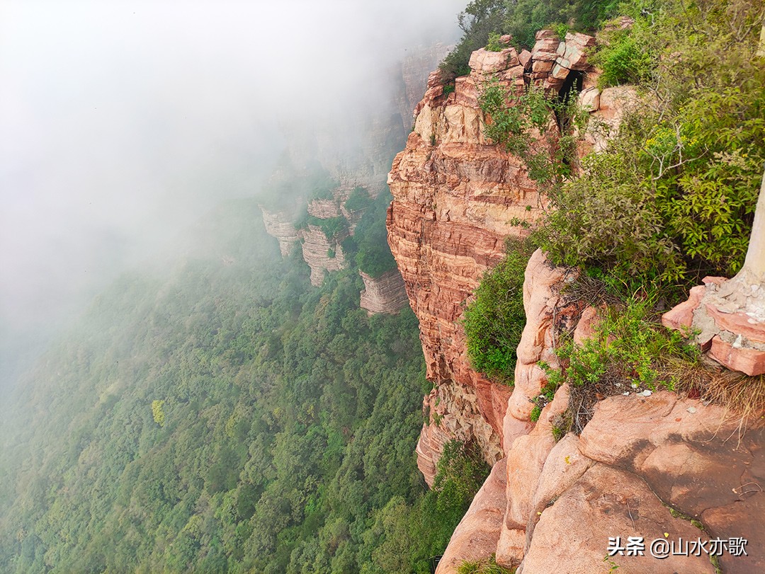 石家庄井陉锦山,云锁群山,雾漫丛林,云桥飞渡,一颗橡果落下来