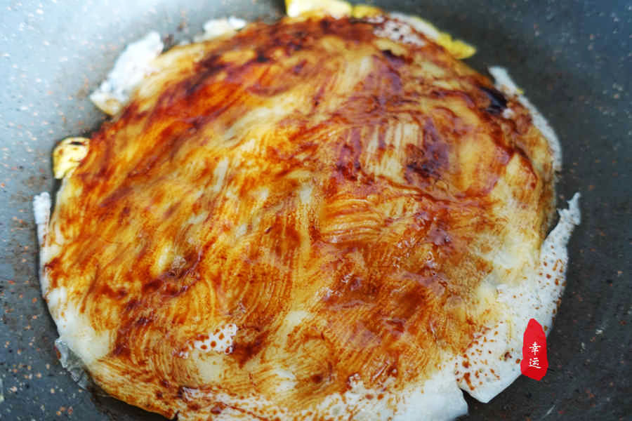 家庭版的煎饼，柔软咸香微微辣，里面有自己现炸的薄脆太香了
