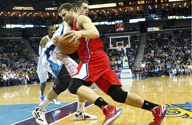 nba各种犯规(盘点NBA史上最粗暴的五大犯规，这哪是打篮球，简直是在打人)