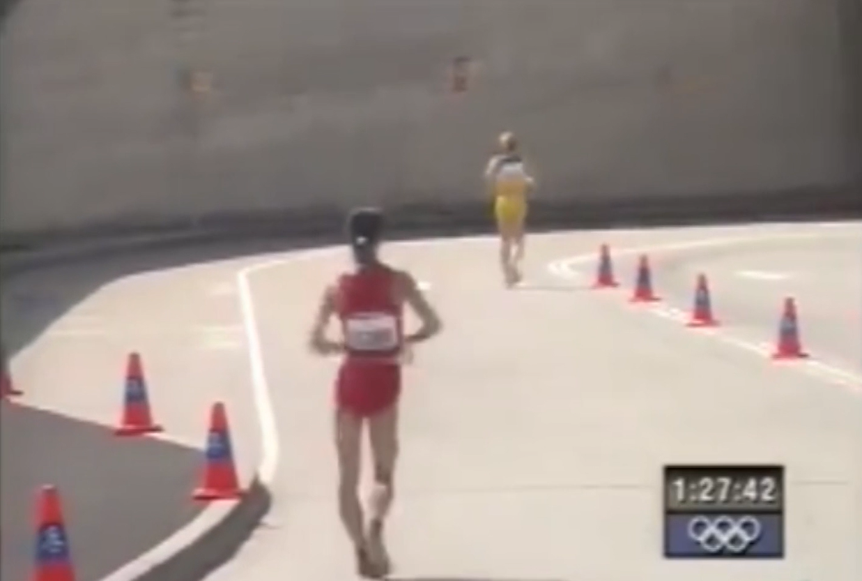 20公里竞走为什么举黄牌（中国小将夺得冠军无人欢呼，只能自己默默绕场地庆祝）