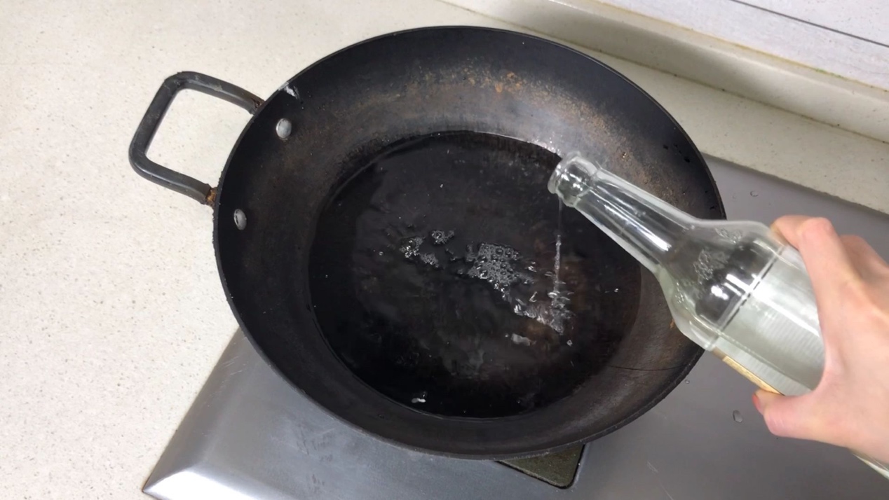 生锈的铁锅别再扔了，教你1个小窍门，变废为宝，不粘锅不生锈